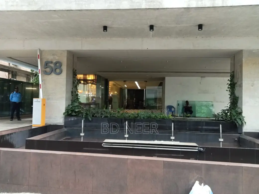 Grand Floor 1800 SqFt Available For Rent in Gulshan Avenue