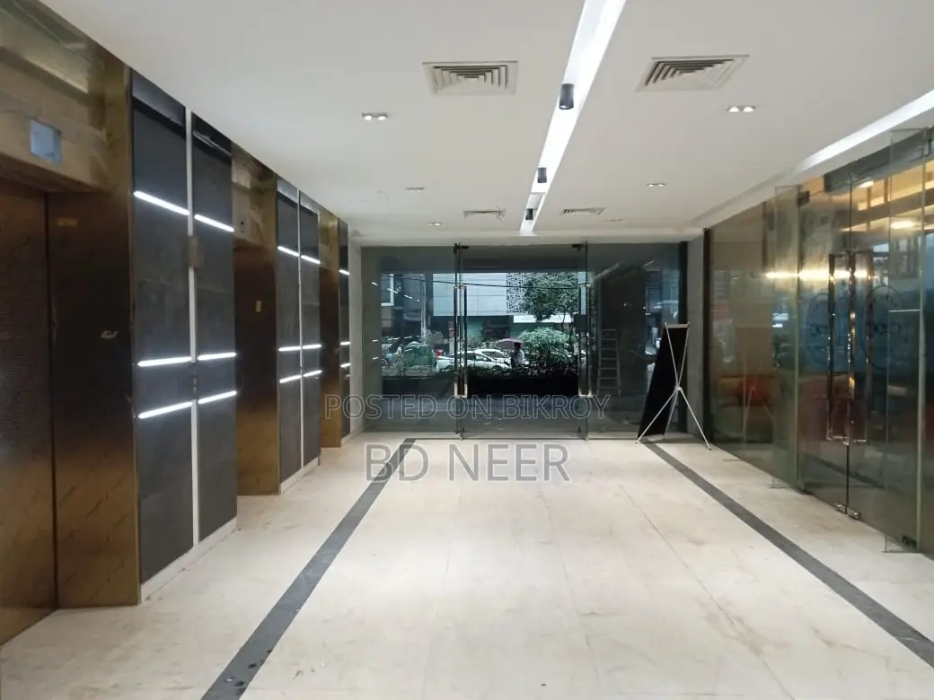 Grand Floor 1800 SqFt Available For Rent in Gulshan Avenue