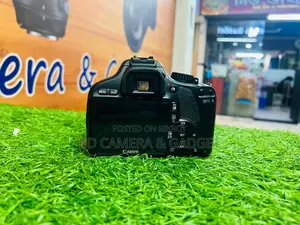 অফার: Canon 550D সাথে 75-300 জুম লেন্স