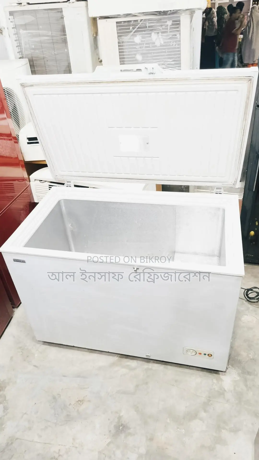 একটি ৩০০ লিটার ডিপ ফ্রিজ বিক্রি করা হবে