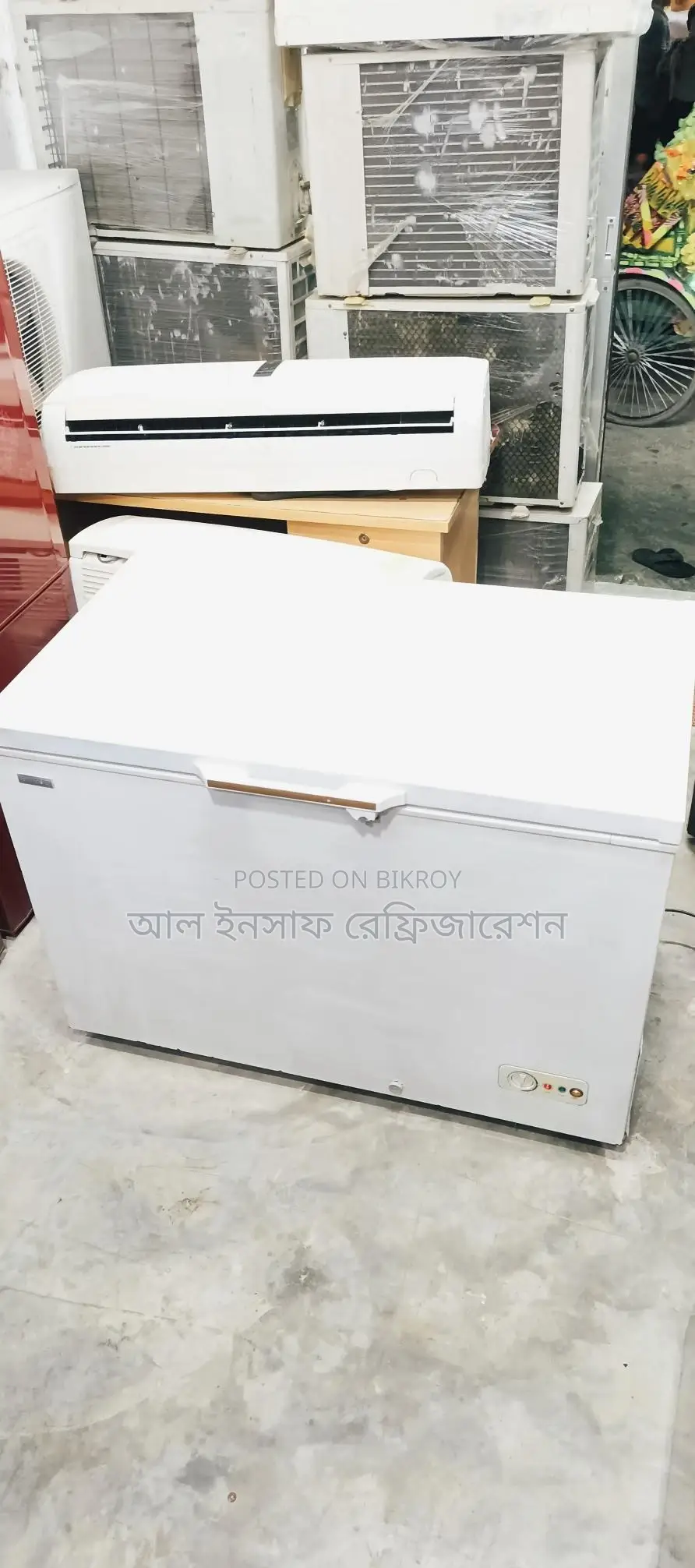 একটি ৩০০ লিটার ডিপ ফ্রিজ বিক্রি করা হবে