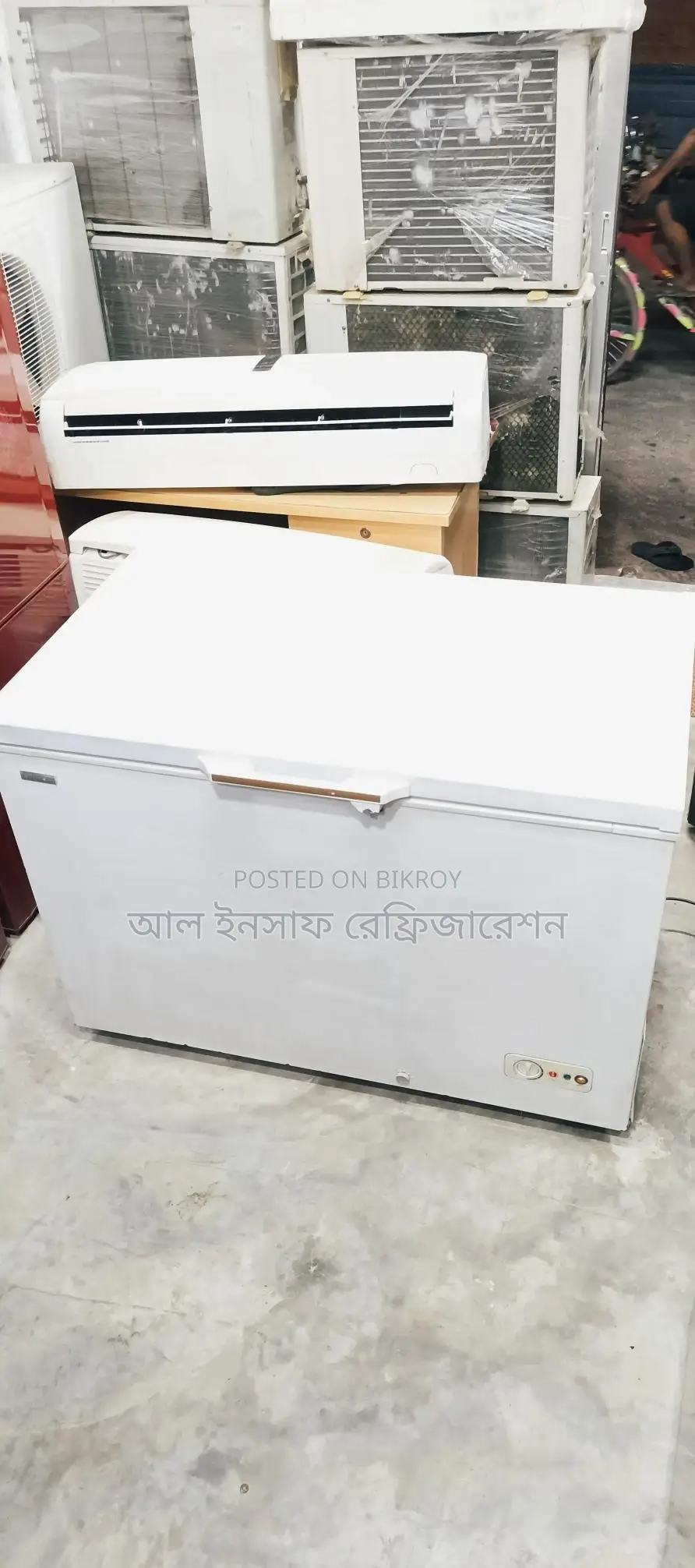 একটি ৩০০ লিটার ডিপ ফ্রিজ বিক্রি করা হবে