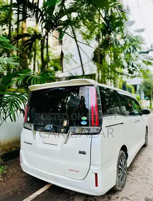 Toyota Noah Esquire Gi Premium 2017