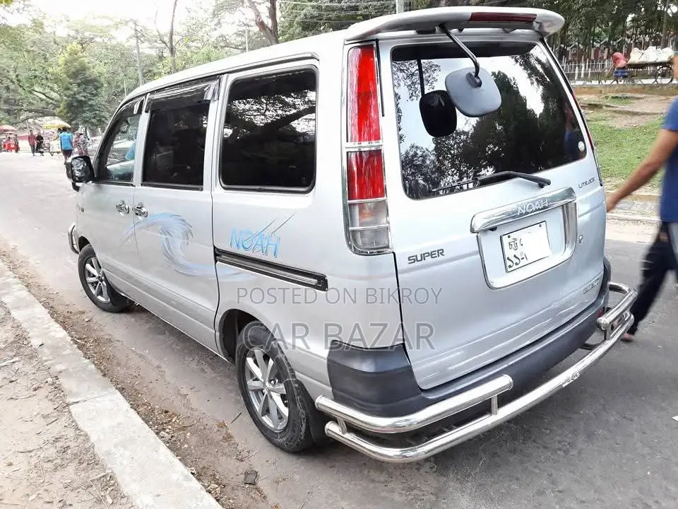 Toyota Noah 2.0 Front Wheel Drive (8 Seater) 2005 Silver