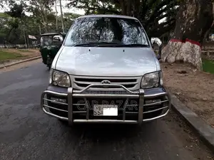 টয়োটা নোয়া ২.০ ফ্রন্ট হুইল ড্রাইভ (৮ সিটার) ২০০৫ সিলভার