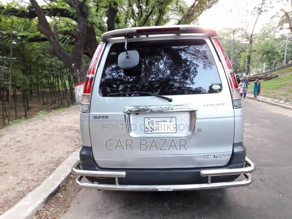 Toyota Noah 2.0 Front Wheel Drive (8 Seater) 2005 Silver