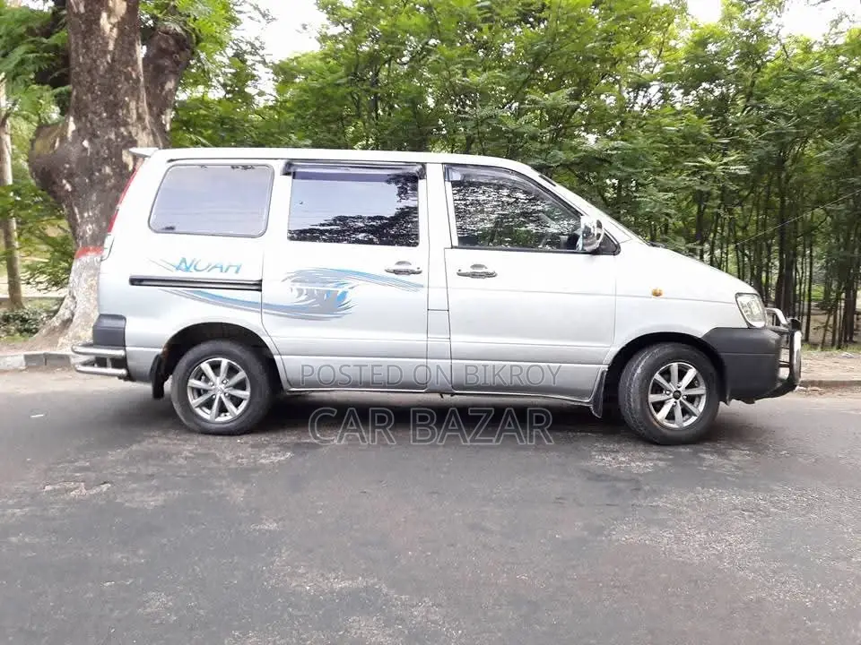 Toyota Noah 2.0 Front Wheel Drive (8 Seater) 2005 Silver