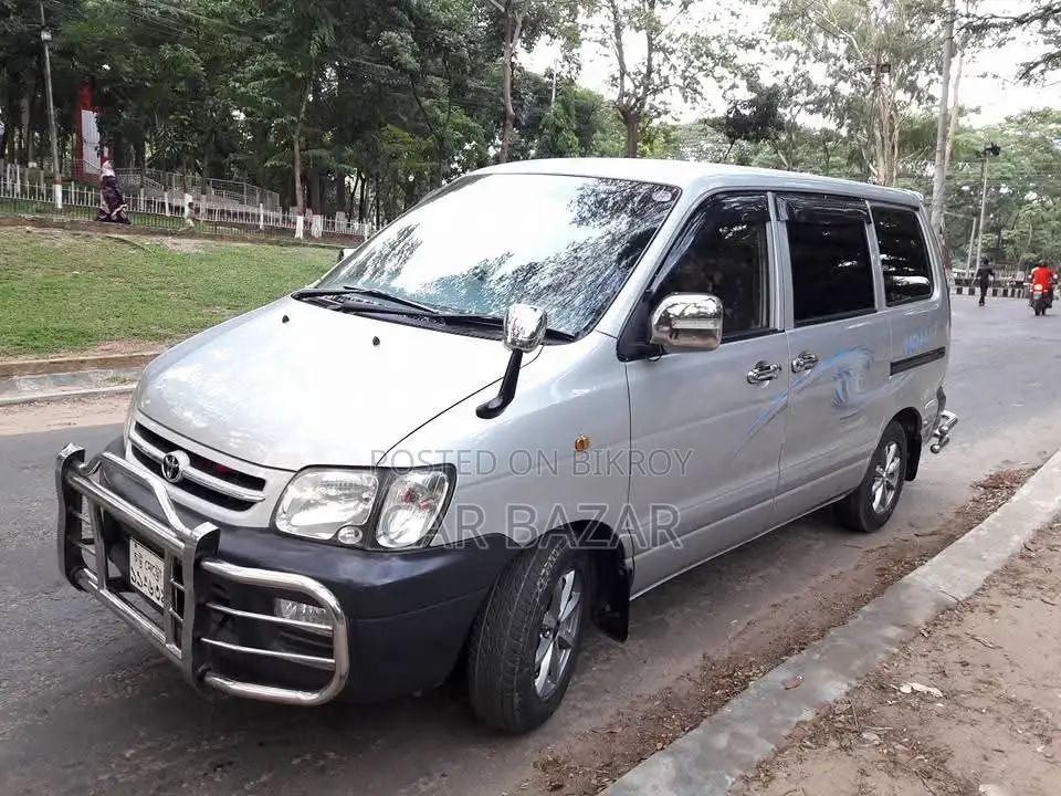 Toyota Noah 2.0 Front Wheel Drive (8 Seater) 2005 Silver