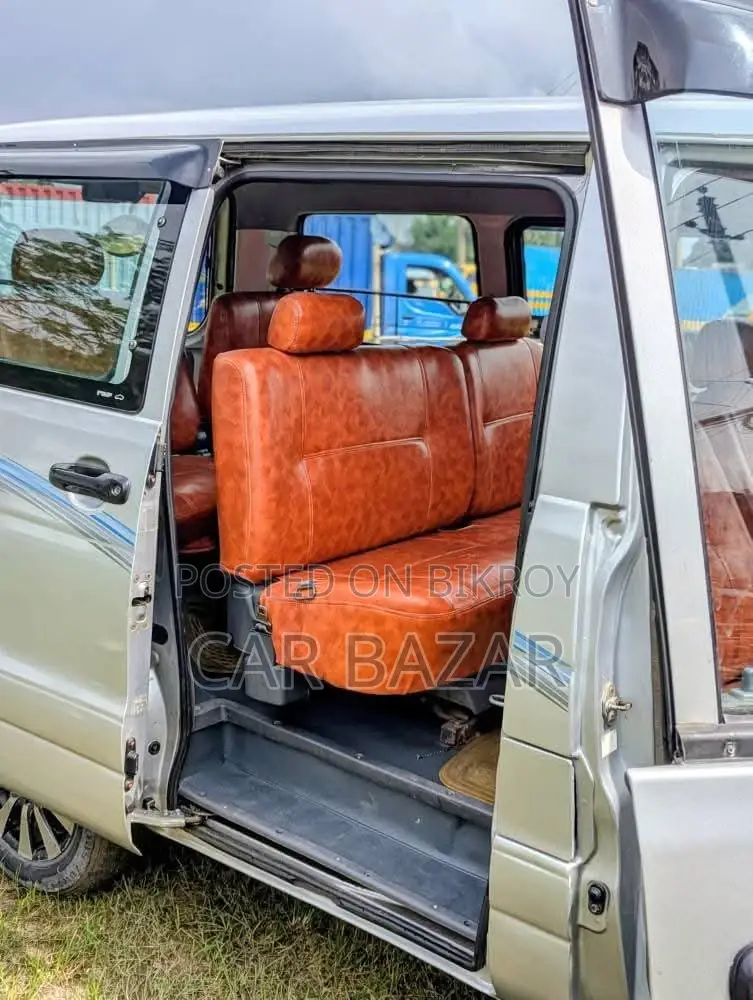 Toyota Noah 2.0 Front Wheel Drive (8 Seater) 2005 Silver