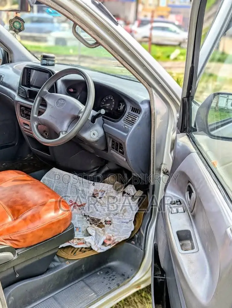 Toyota Noah 2.0 Front Wheel Drive (8 Seater) 2005 Silver