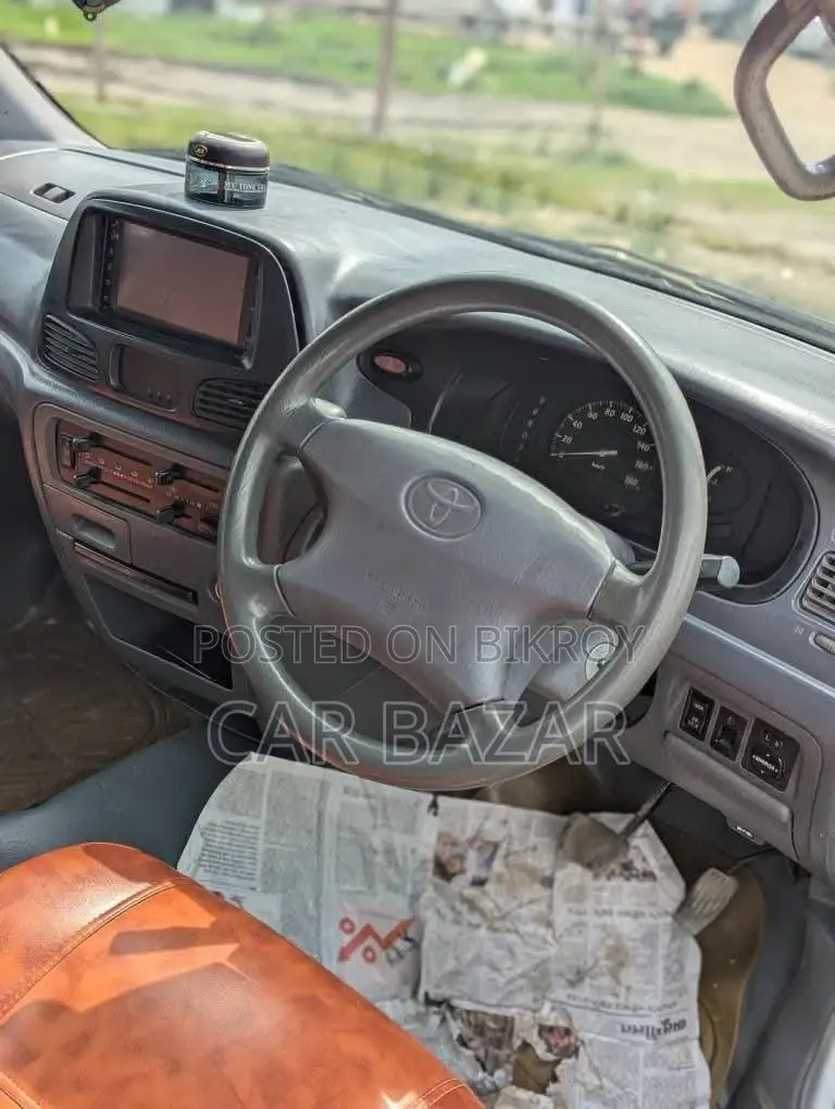 Toyota Noah 2.0 Front Wheel Drive (8 Seater) 2005 Silver