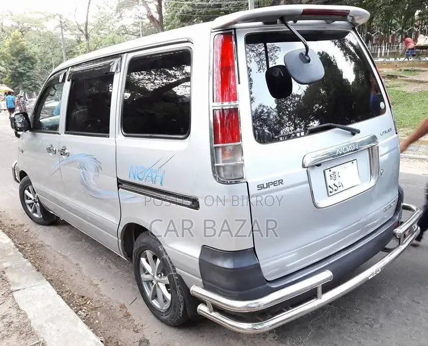 Toyota Noah 2.0 Front Wheel Drive (8 Seater) 2005 Silver