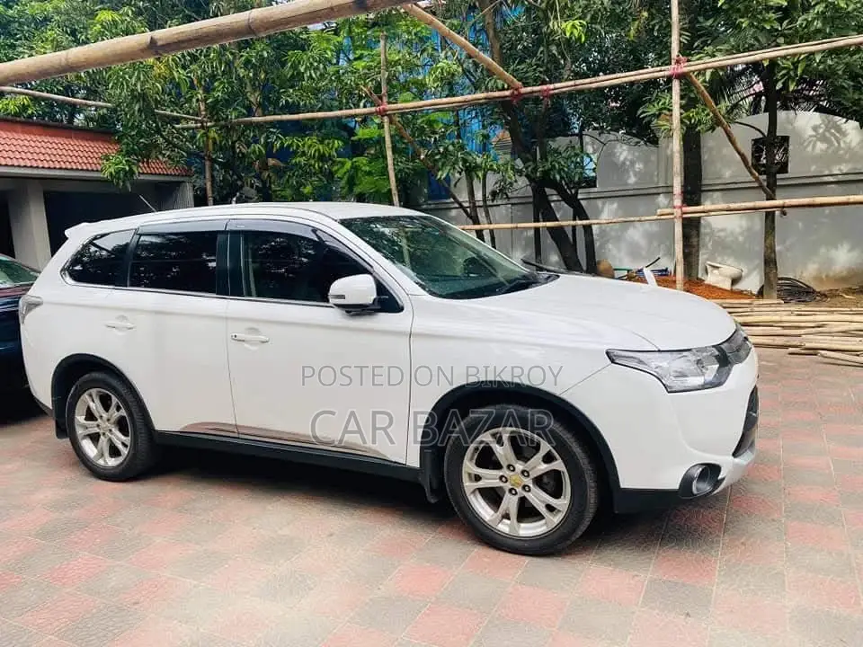 মিতসুবিশি আউটল্যান্ডার ২০১৪ সাদা