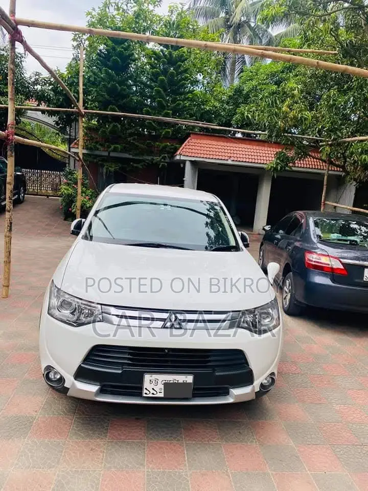 মিতসুবিশি আউটল্যান্ডার ২০১৪ সাদা