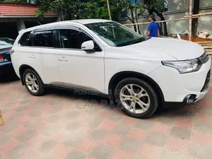 মিতসুবিশি আউটল্যান্ডার ২০১৪ সাদা