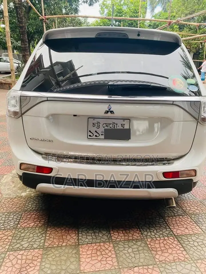 মিতসুবিশি আউটল্যান্ডার ২০১৪ সাদা