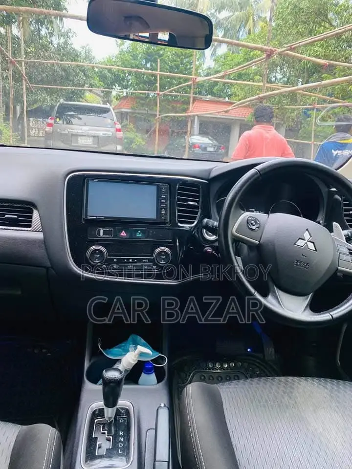 মিতসুবিশি আউটল্যান্ডার ২০১৪ সাদা