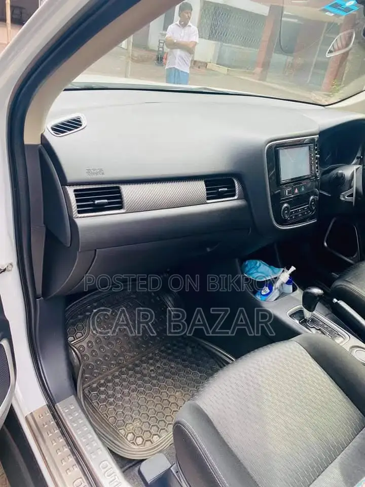 মিতসুবিশি আউটল্যান্ডার ২০১৪ সাদা