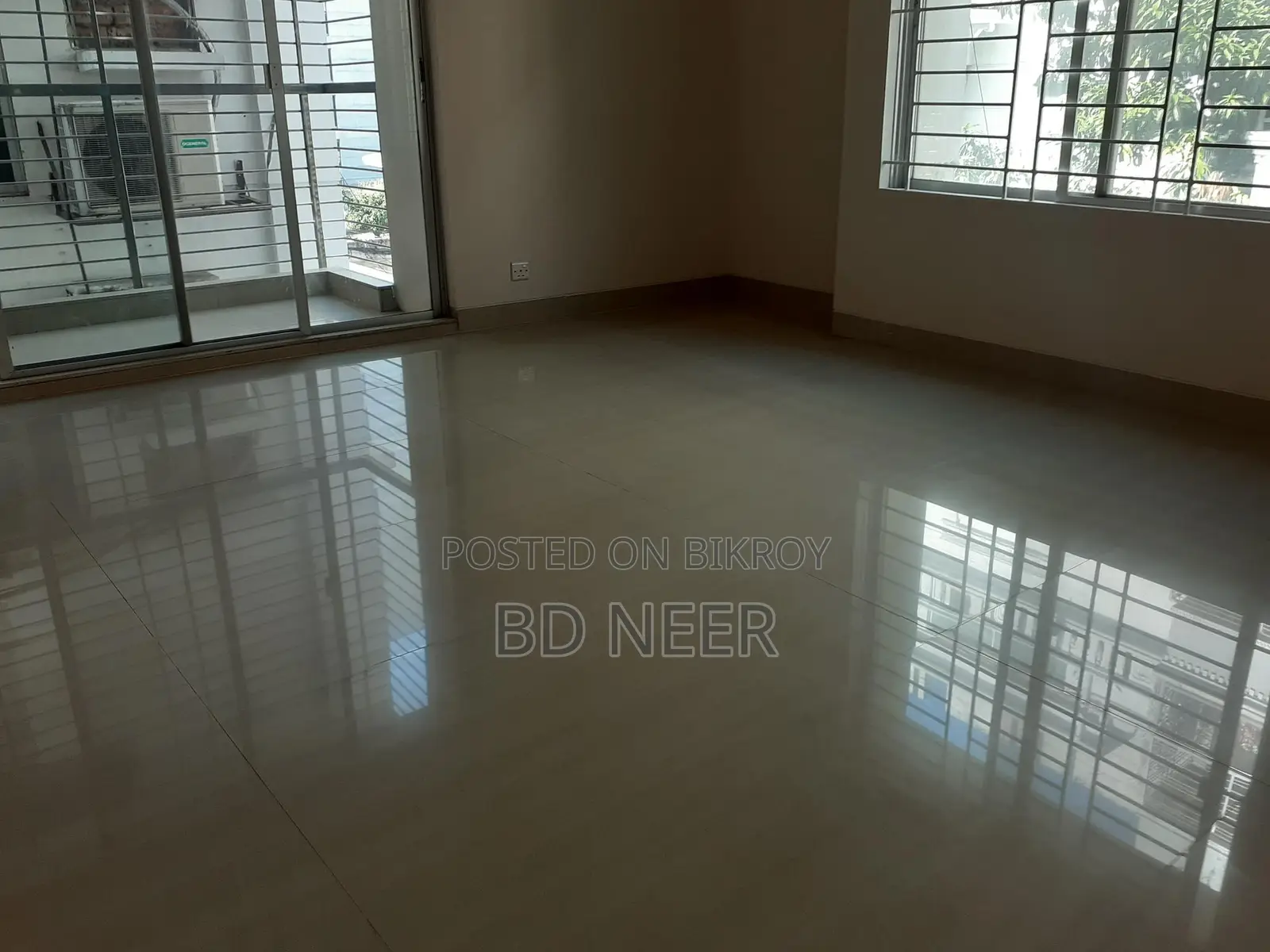 Semi Furnished 4 Bedroom Flat Rent in Gulshan-2