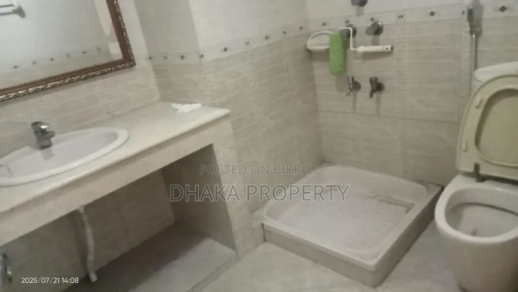 গুলশানে ৩ বেডরুমের সেমি-ফার্নিশড অ্যাপার্টমেন্ট ভাড়া
