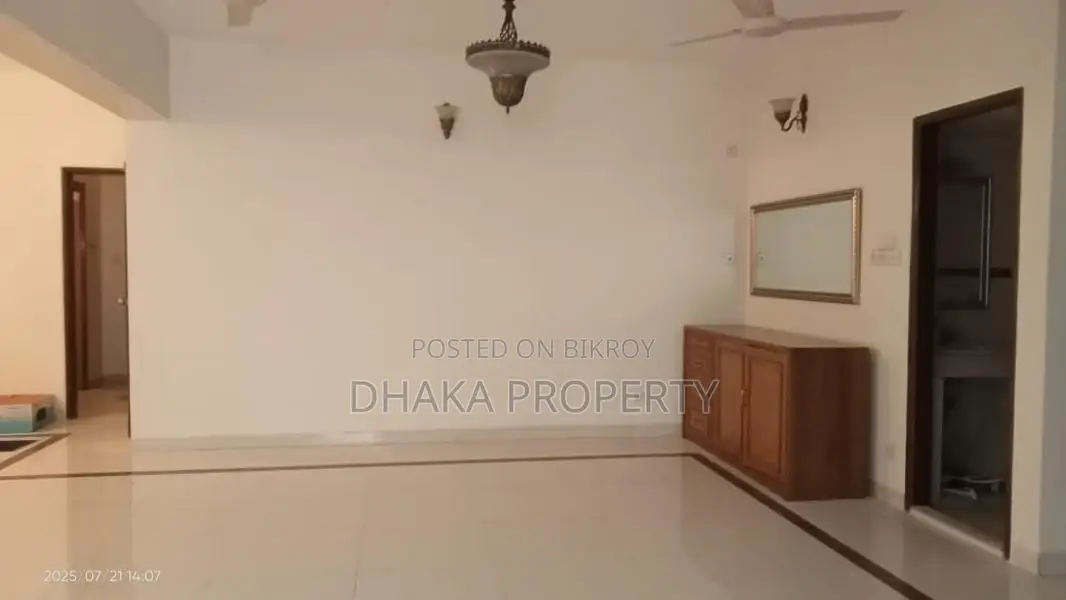 গুলশানে ৩ বেডরুমের সেমি-ফার্নিশড অ্যাপার্টমেন্ট ভাড়া