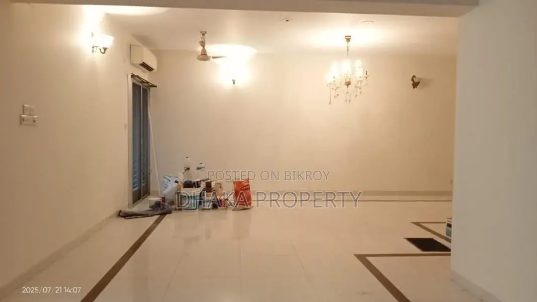 গুলশানে ৩ বেডরুমের সেমি-ফার্নিশড অ্যাপার্টমেন্ট ভাড়া