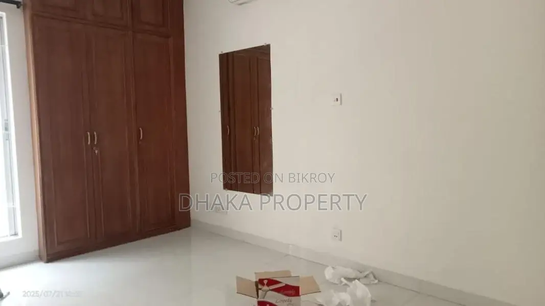 গুলশানে ৩ বেডরুমের সেমি-ফার্নিশড অ্যাপার্টমেন্ট ভাড়া
