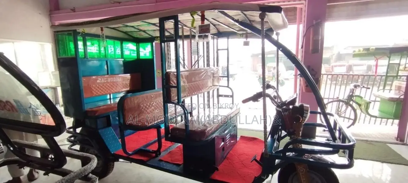 Model - 834_Square Glass- Moving Easybike