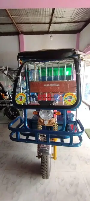 Model - 834_Square Glass- Moving Easybike