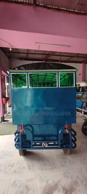 Model - 834_Square Glass- Moving Easybike