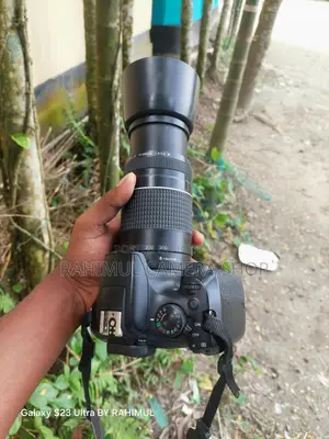 Canon 1300D with 75-300 Zoom lens, pristine condition