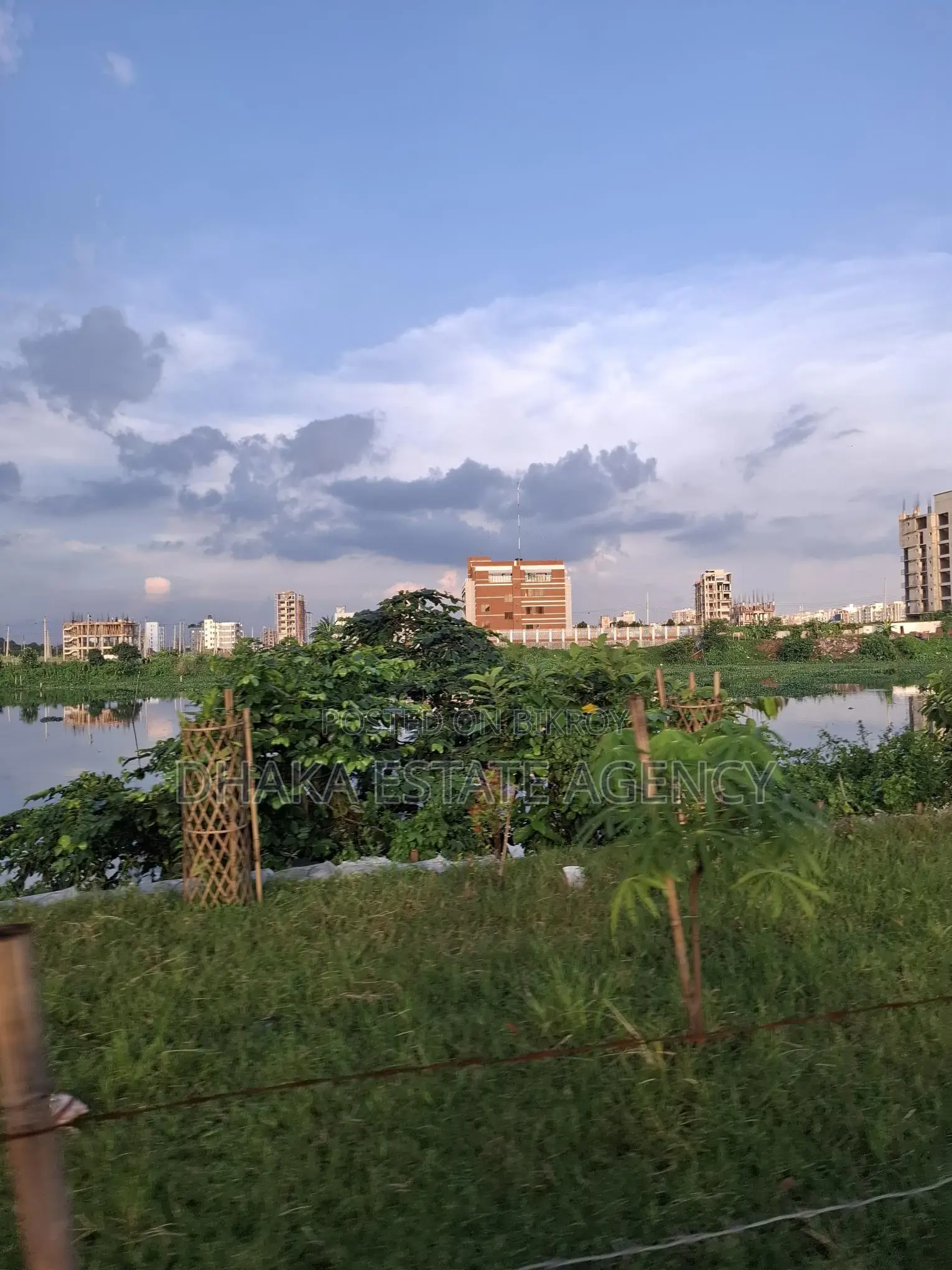60×30 CORNER DIRECT LAKE FACING PLOT