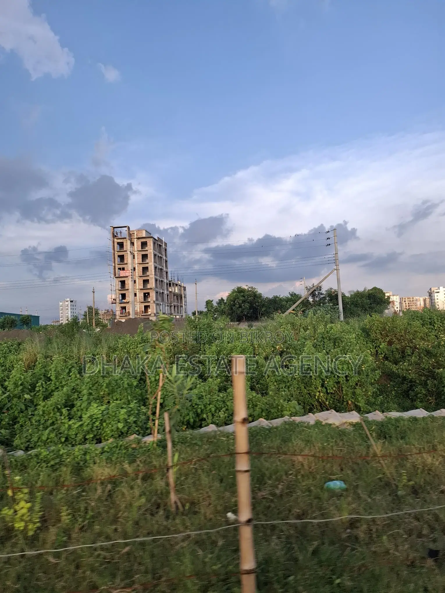 60×30 CORNER DIRECT LAKE FACING PLOT