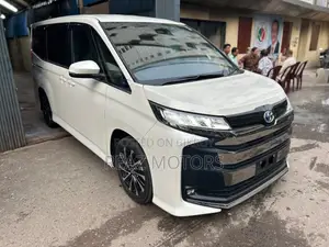 Toyota Noah SZ PKG PEARL / 2022