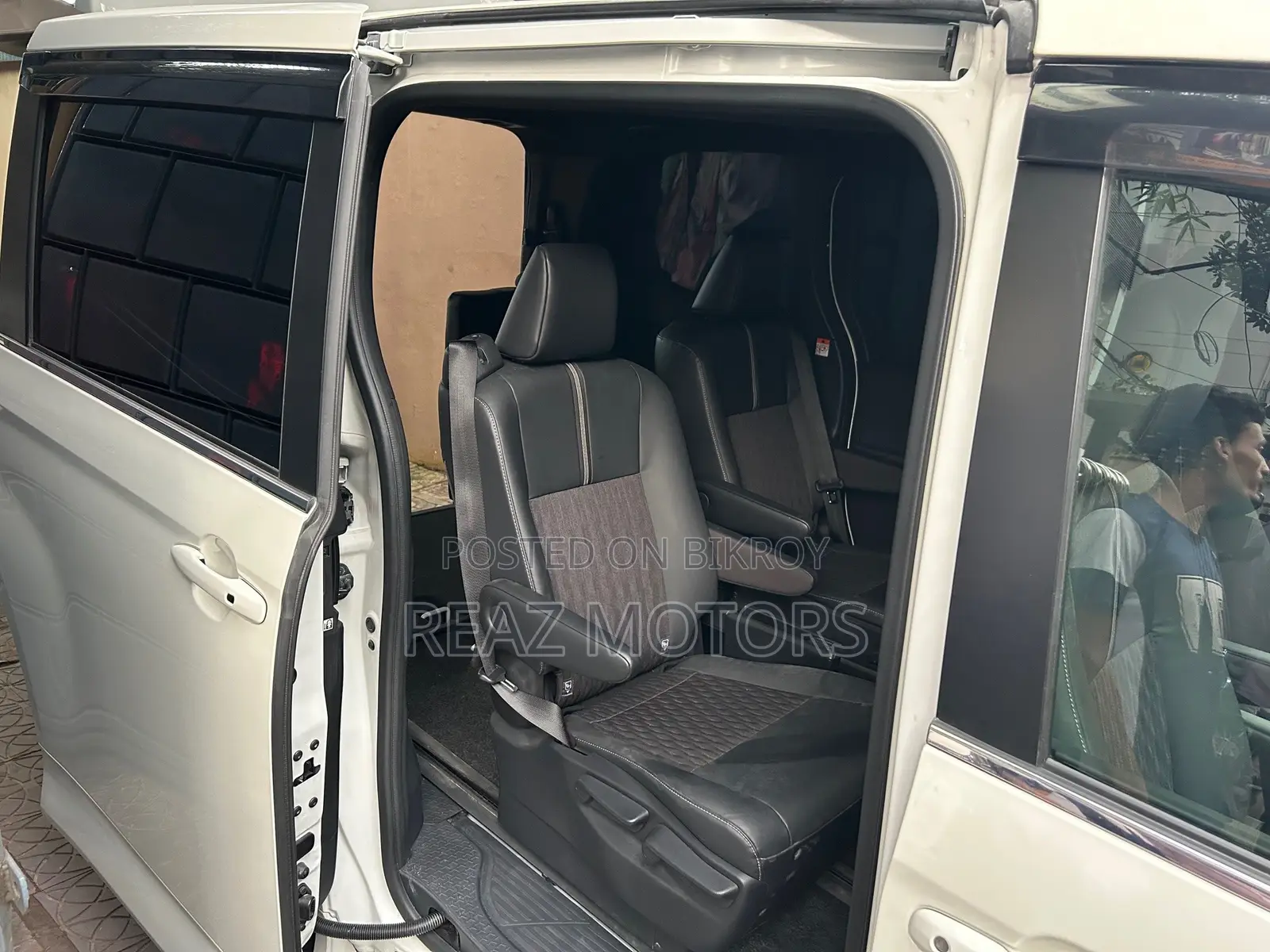 Toyota Noah SZ PKG PEARL / 2022