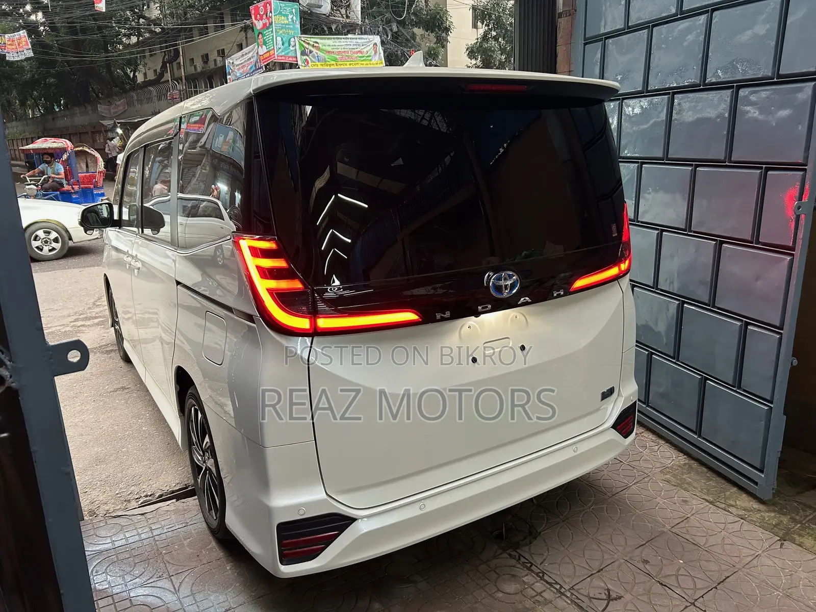 Toyota Noah SZ PKG PEARL / 2022