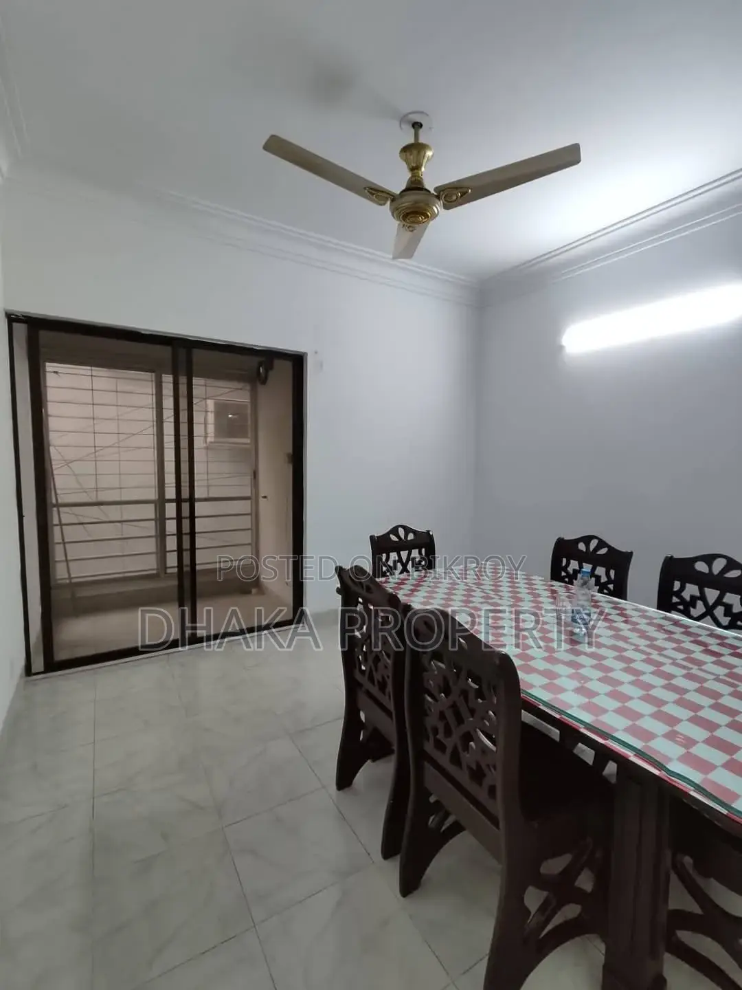 গুলশানে ২৩০০ বর্গফুটের চমৎকার আন-ফার্নিশড ৩ বেডরুমের অ্যাপার্টমেন্ট ভাড়া