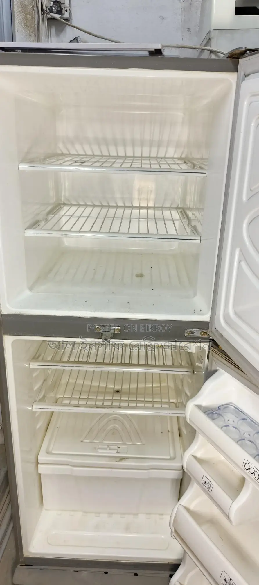 Selling a 315-liter Walton Refrigerator