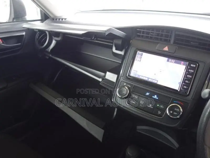 Toyota Axio EX HYBRID SILVER 2020