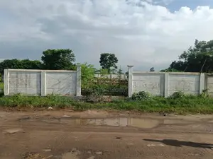 প্লে-লটের কাছে, পূর্বমুখী, সেক্টর ১৫-এ ৫ কাঠার প্লট