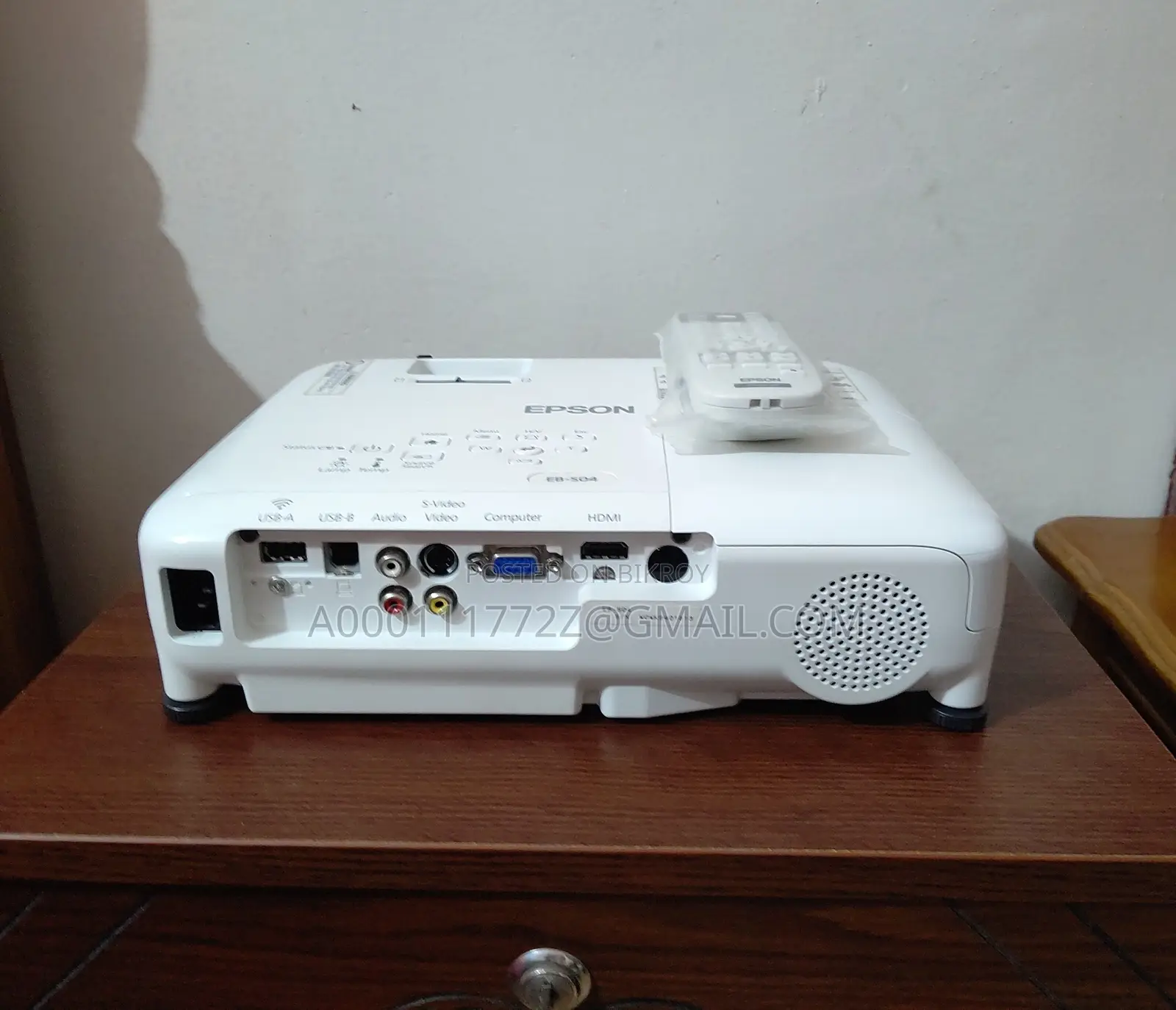 EPSON EB-S04 Projector Made in Philippine (Used for only 7 hours)