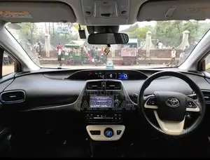 Toyota Prius S Touring Selection 2018