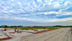 স্বপ্ন হোক সত্যি ঢাকার মধ্যে একটা প্লট