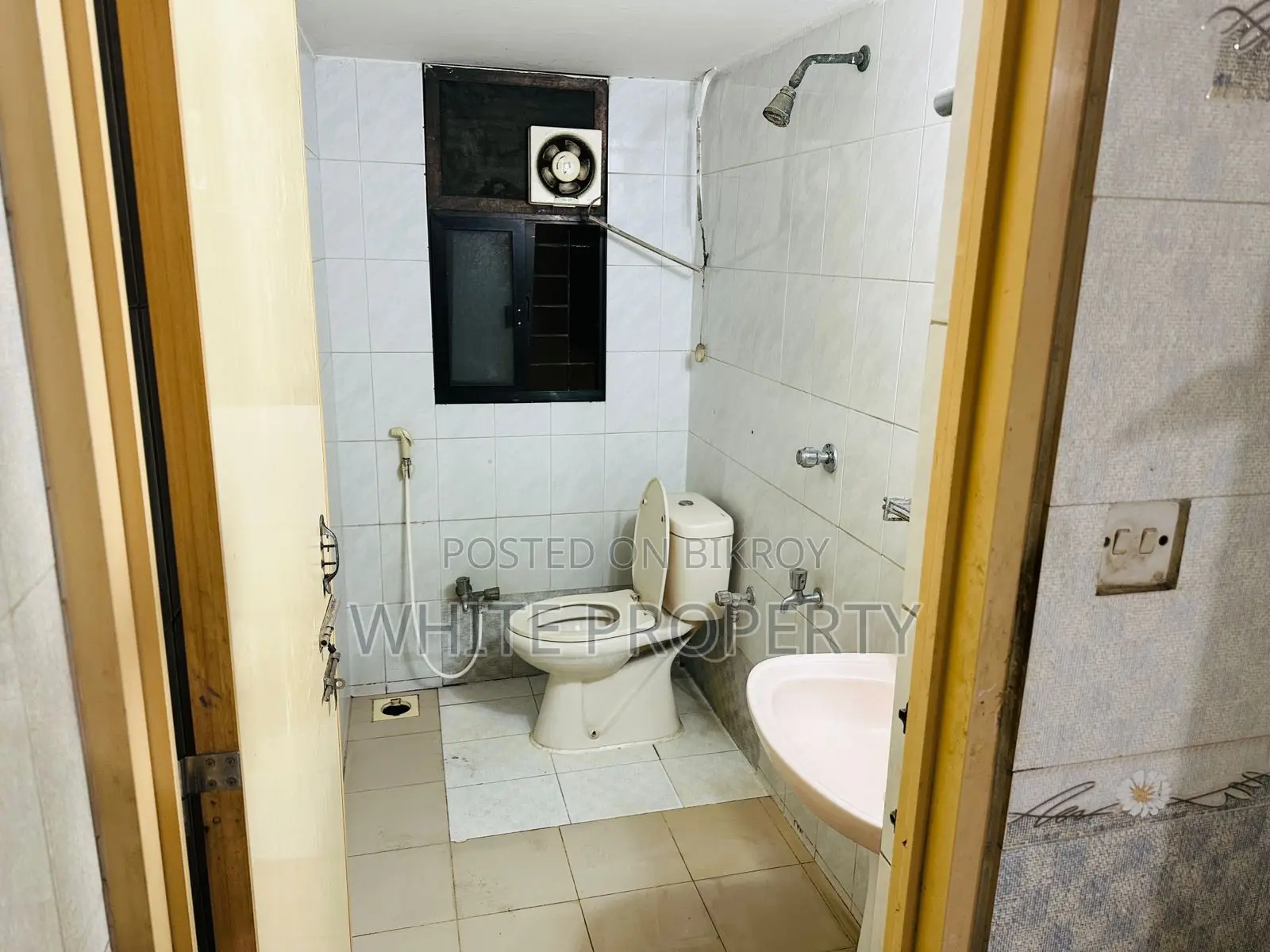 Used Apartment Sale at Dhanmoni 8A Near keyari Palaza