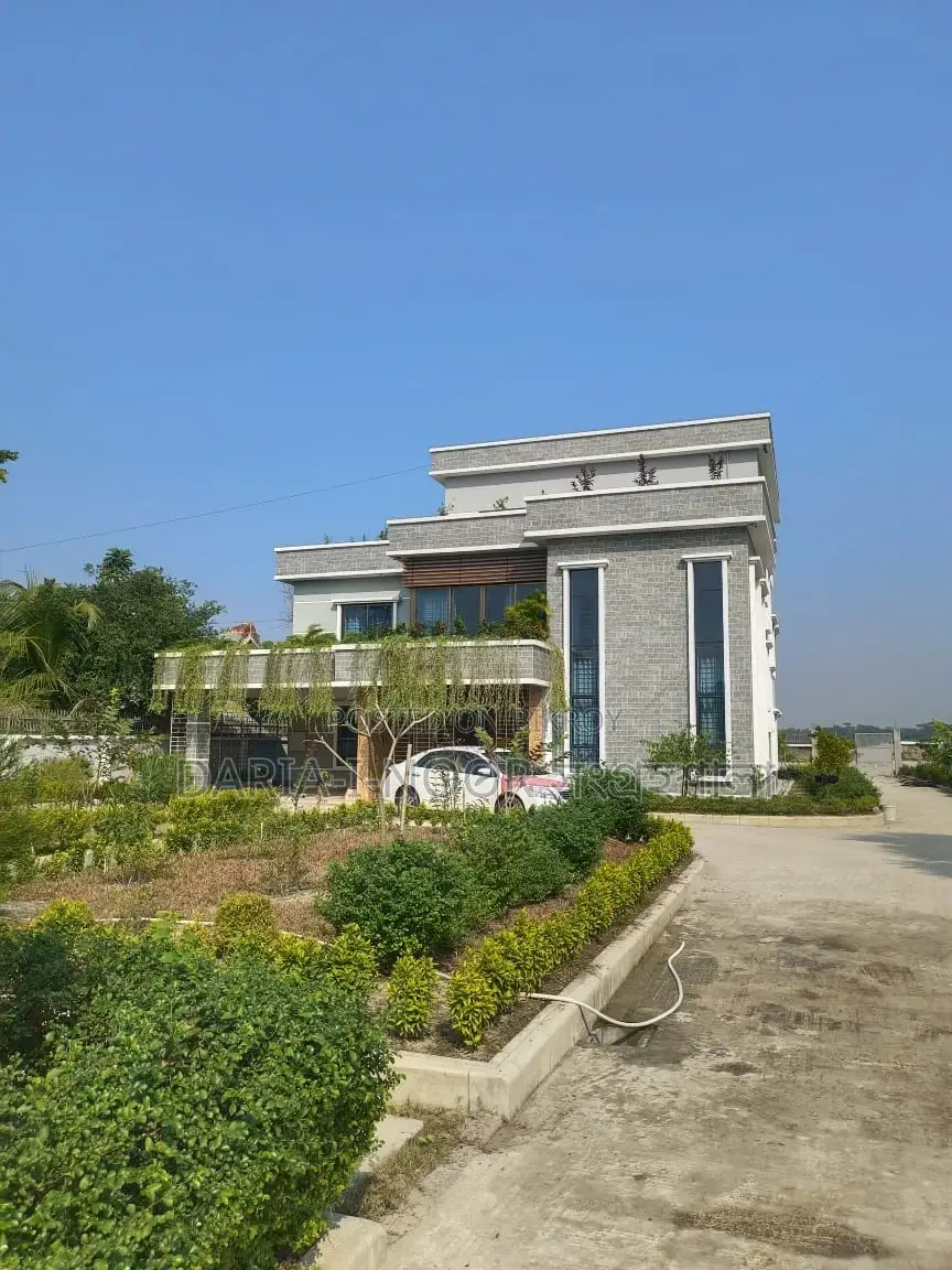 জাজিরা নাওডোবাতে ১৬ বিঘা জমির উপর ডুপ্লেক্স বাড়ি,ফলের বাগান ও পুকুর করা