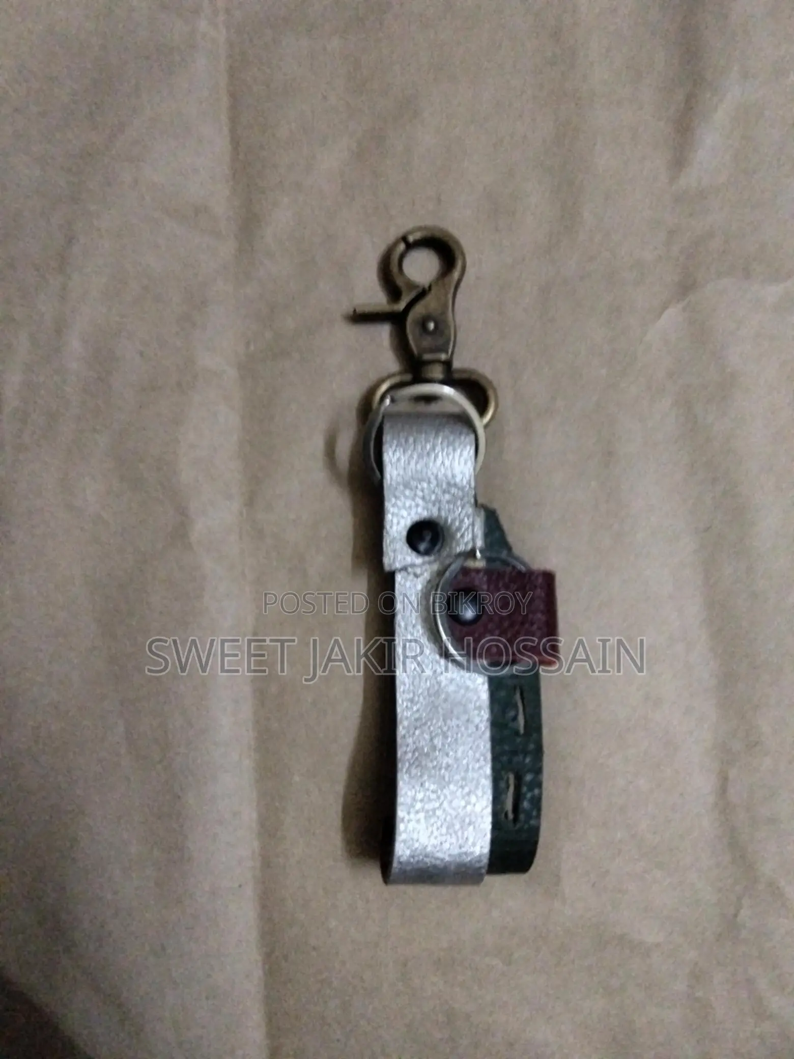 আসল চামড়ার তৈরি হাতে বানানো চাবির রিং।