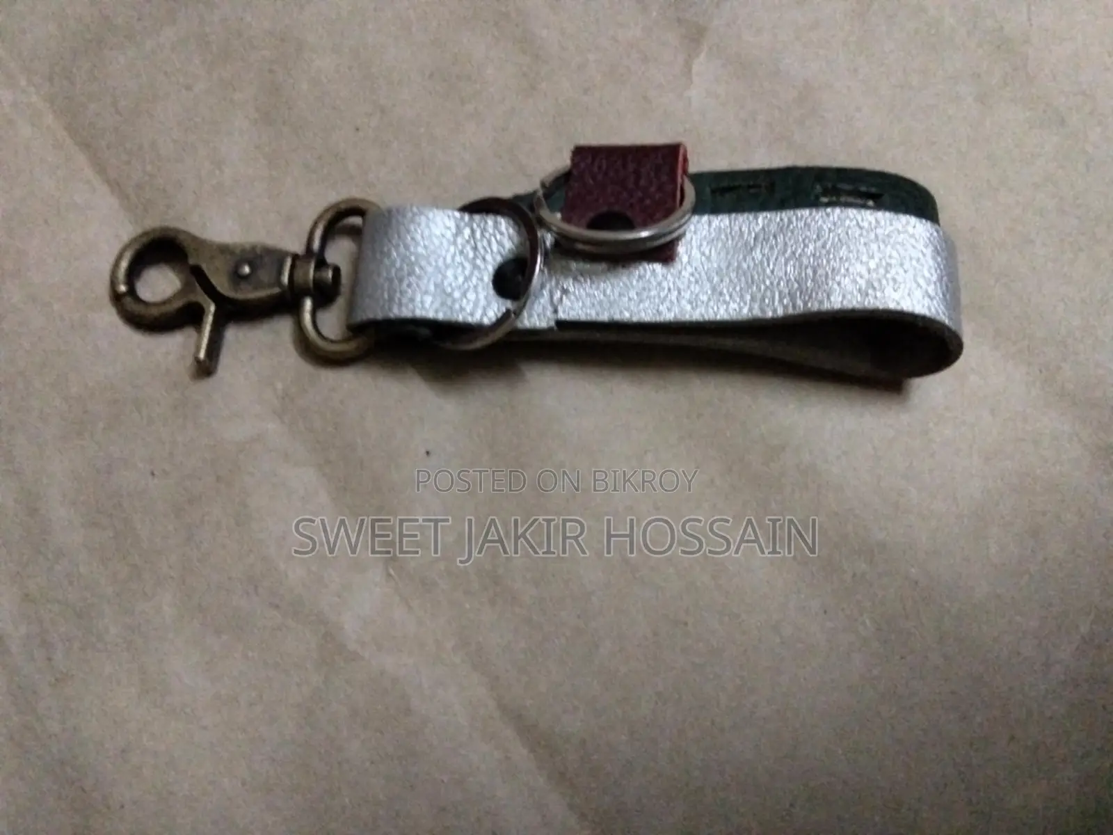 আসল চামড়ার তৈরি হাতে বানানো চাবির রিং।