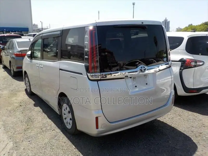 Toyota Noah X NON HYBRID 8 SEAT 2021