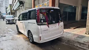 Toyota Esquire Hybrid GI Premium 2020