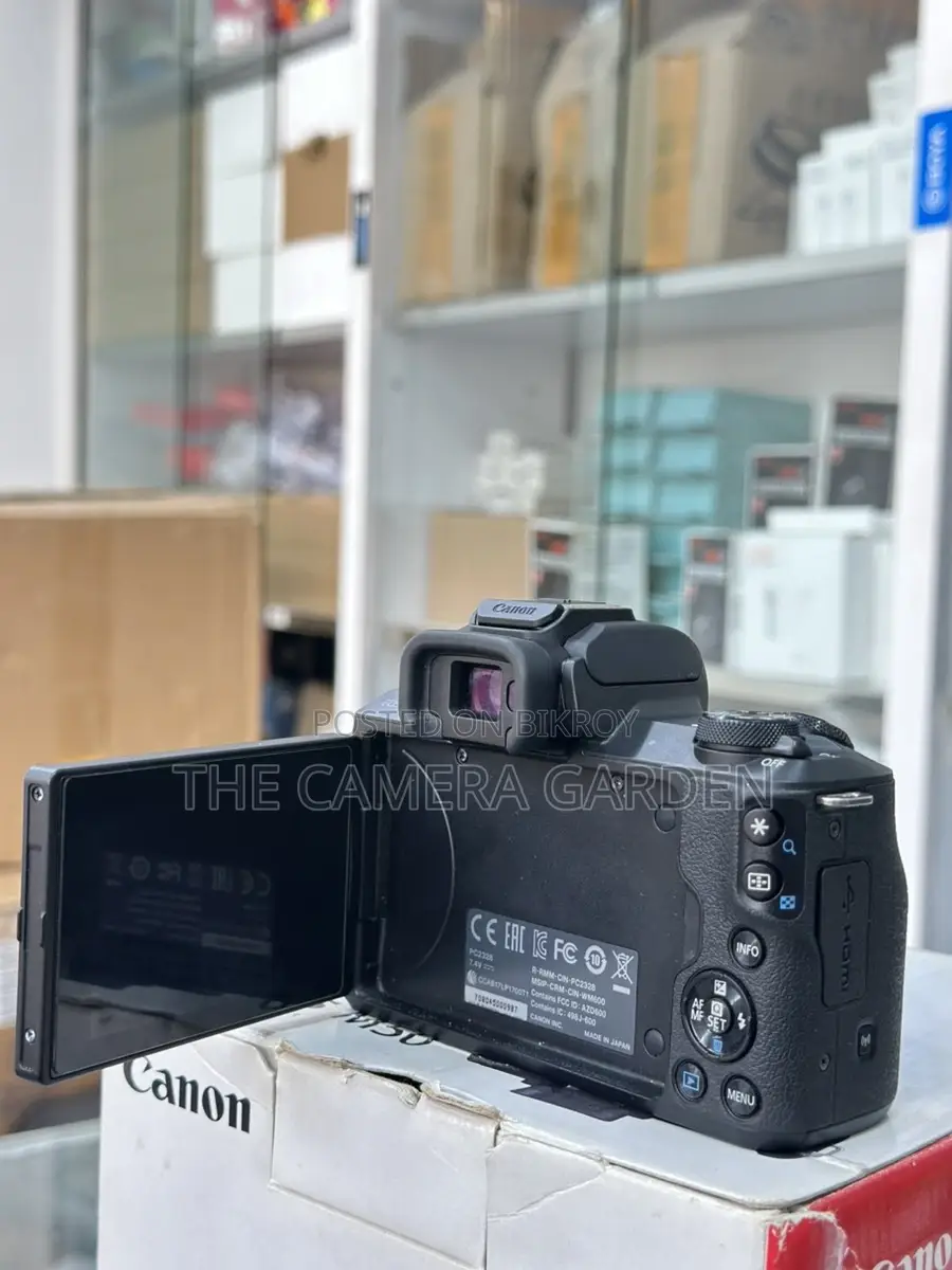 Canon M50 15-45mm lens full box